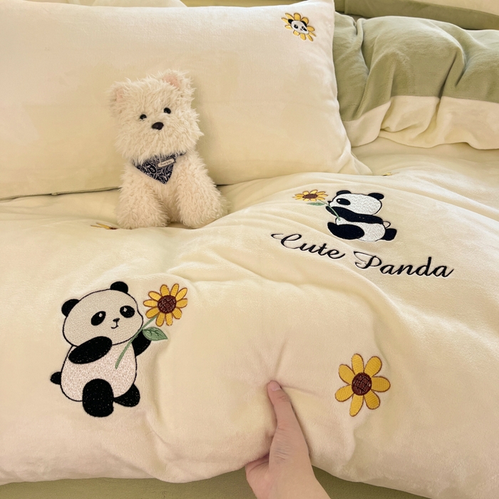 91家纺网 家纺一手货源 找家纺 利欧 2025新款满绣卡通牛奶绒刺绣四件套 向日葵熊-米白