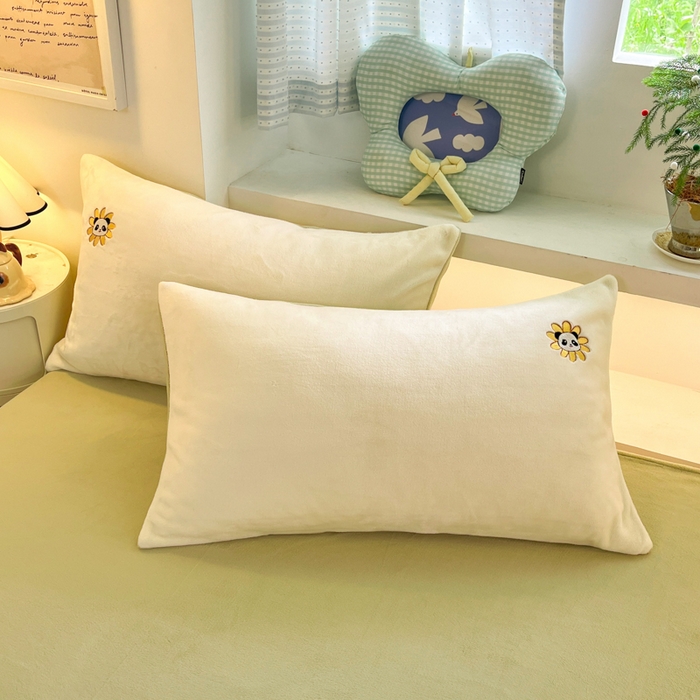 91家纺网 家纺一手货源 找家纺 利欧 2025新款满绣卡通牛奶绒刺绣四件套 向日葵熊-米白