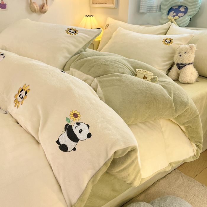 91家纺网 家纺一手货源 找家纺 利欧 2025新款满绣卡通牛奶绒刺绣四件套 向日葵熊-米白