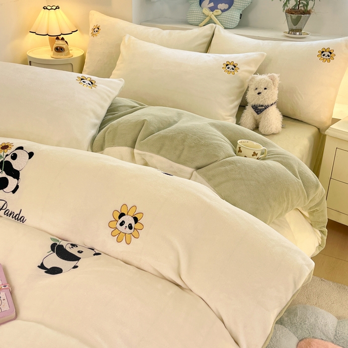 91家纺网 家纺一手货源 找家纺 利欧 2025新款满绣卡通牛奶绒刺绣四件套 向日葵熊-米白