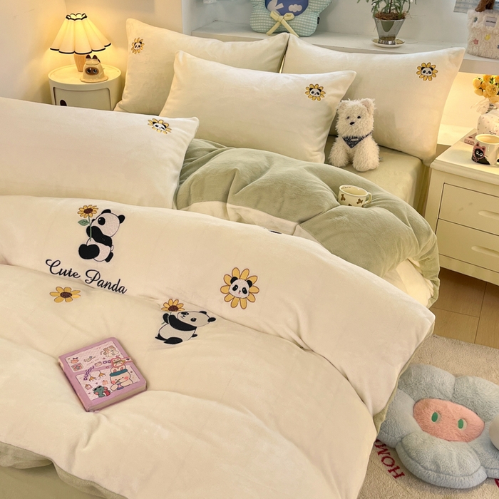 91家纺网 家纺一手货源 找家纺 利欧 2025新款满绣卡通牛奶绒刺绣四件套 向日葵熊-米白