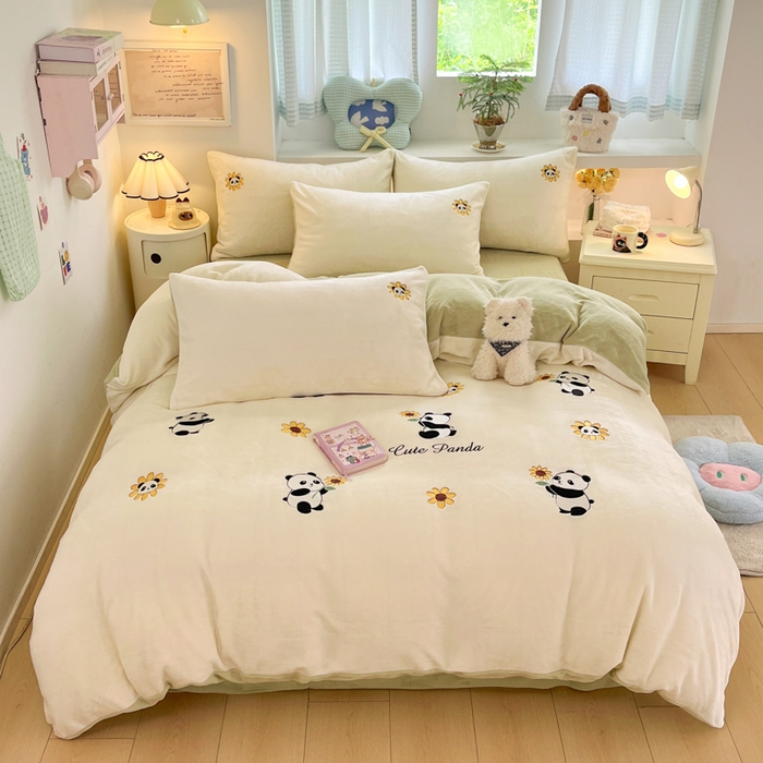 91家纺网 家纺一手货源 找家纺 利欧 2025新款满绣卡通牛奶绒刺绣四件套 向日葵熊-米白