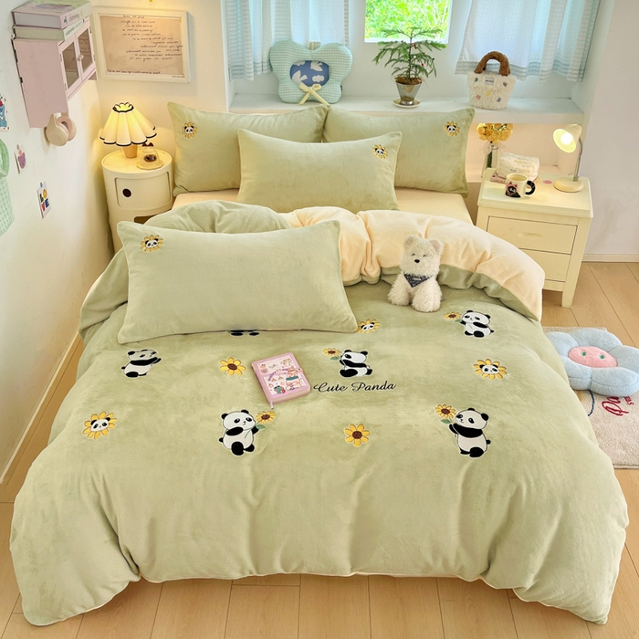 91家纺网 家纺一手货源 找家纺 利欧 2025新款满绣卡通牛奶绒刺绣四件套 向日葵熊-韵绿