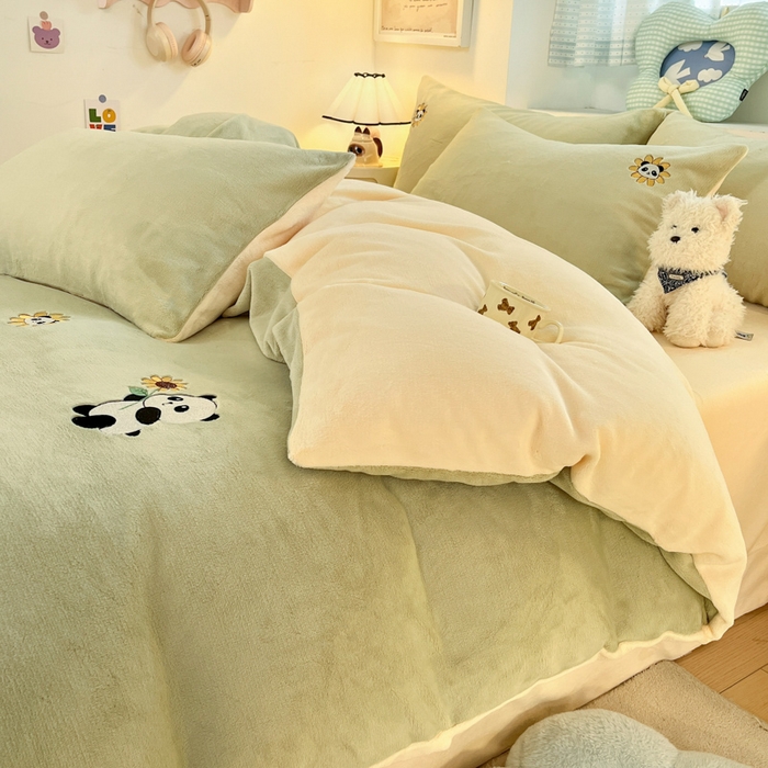 91家纺网 家纺一手货源 找家纺 利欧 2025新款满绣卡通牛奶绒刺绣四件套 向日葵熊-韵绿