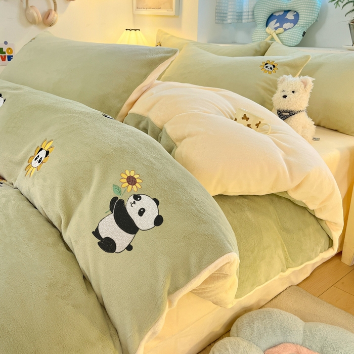 91家纺网 家纺一手货源 找家纺 利欧 2025新款满绣卡通牛奶绒刺绣四件套 向日葵熊-韵绿