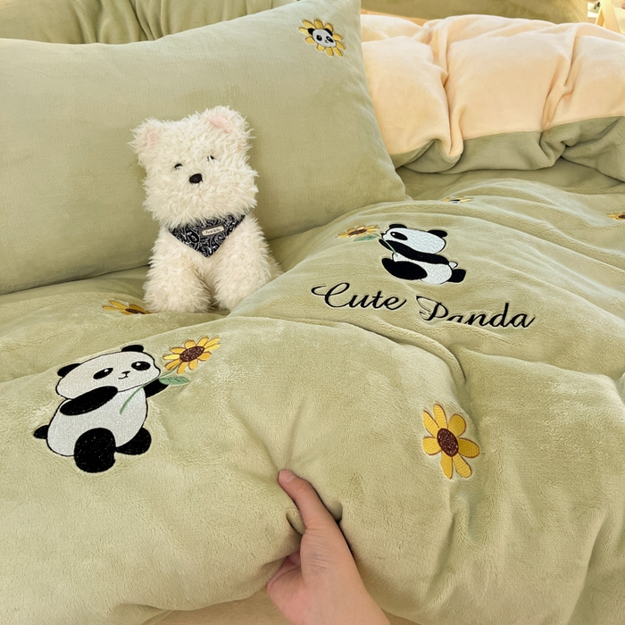 91家纺网 家纺一手货源 找家纺 利欧 2025新款满绣卡通牛奶绒刺绣四件套 向日葵熊-韵绿