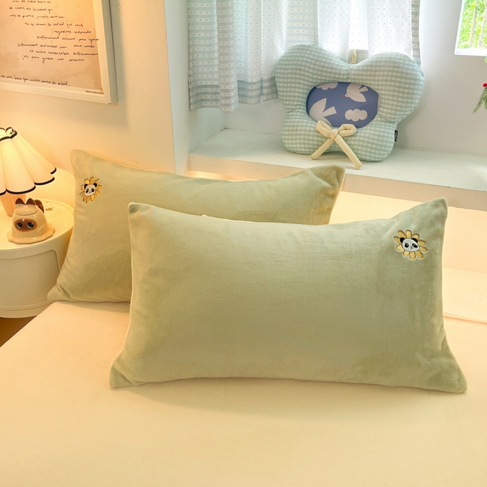 91家纺网 家纺一手货源 找家纺 利欧 2025新款满绣卡通牛奶绒刺绣四件套 向日葵熊-韵绿