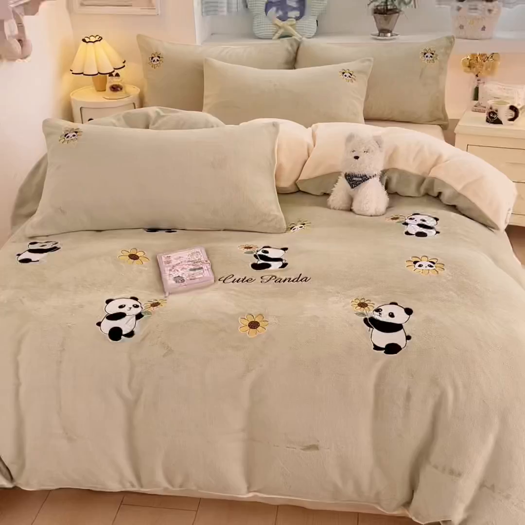 91家纺网 家纺一手货源 找家纺 利欧 2025新款满绣卡通牛奶绒刺绣四件套 向日葵熊-韵绿