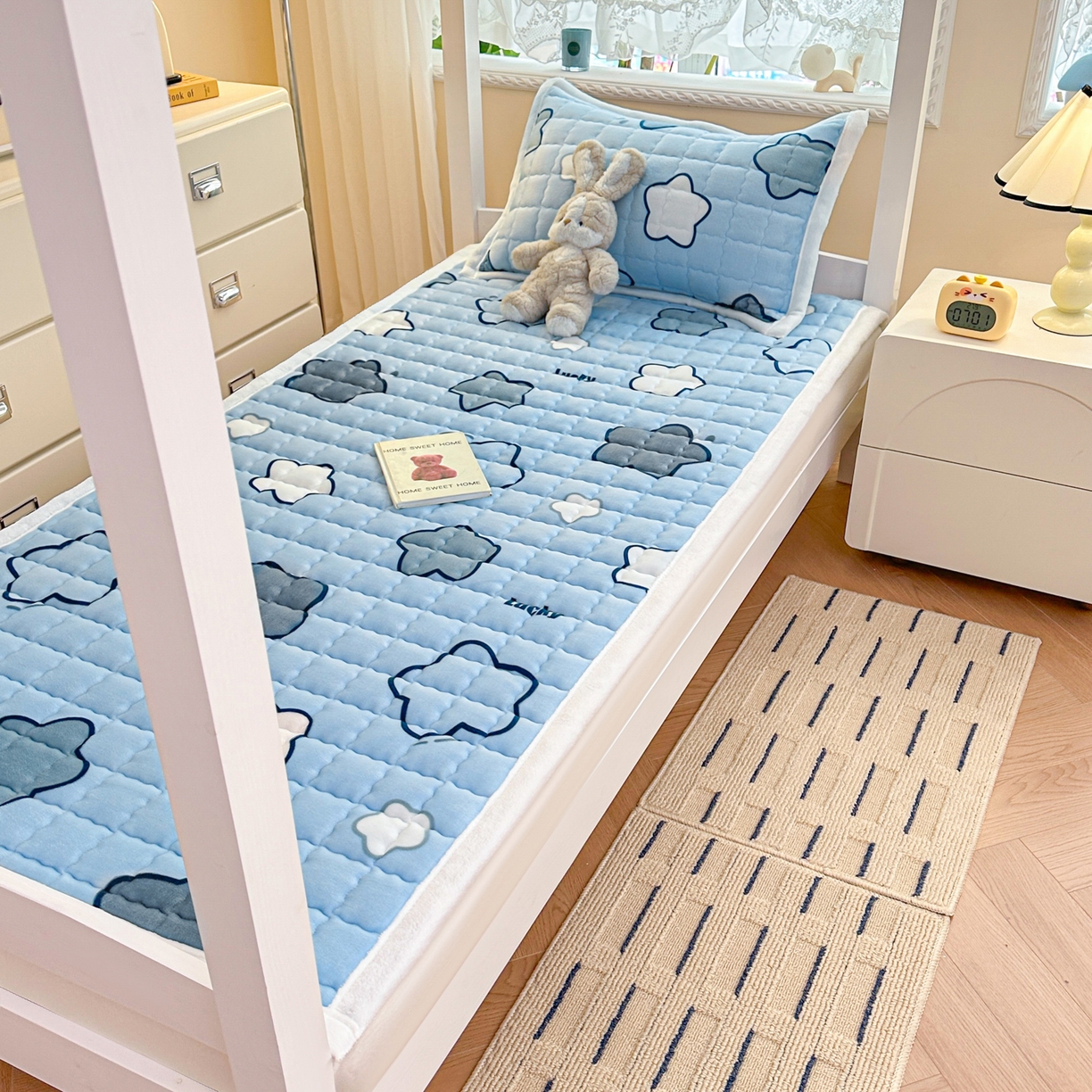 91家纺网 家纺一手货源 找家纺 川悦生活 2025新款A类印花牛奶绒床垫加厚绒保暖床床褥 床垫天空星系