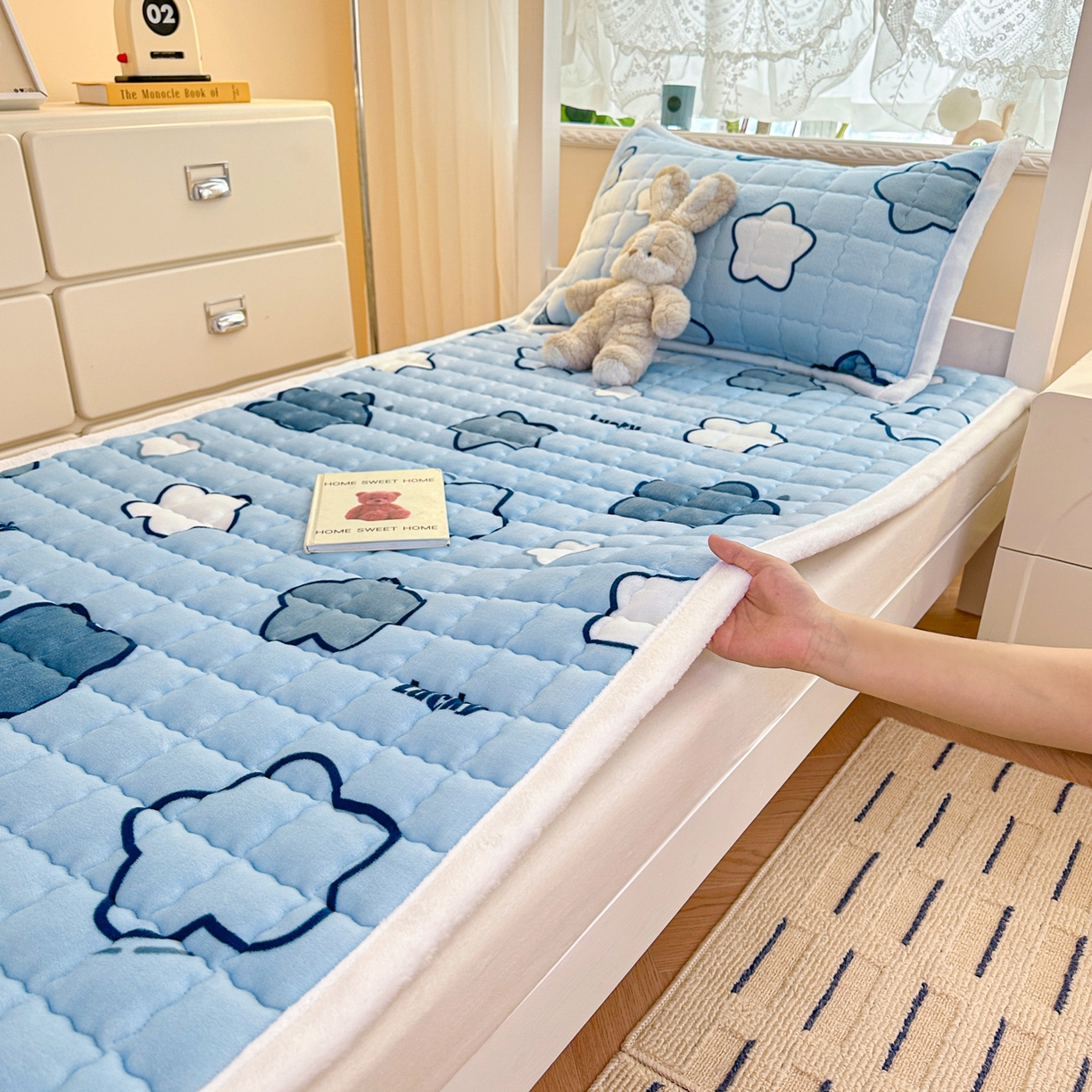 91家纺网 家纺一手货源 找家纺 川悦生活 2025新款A类印花牛奶绒床垫加厚绒保暖床床褥 床垫天空星系