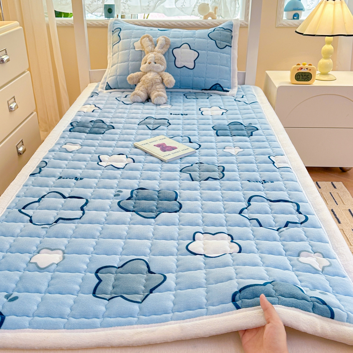 91家纺网 家纺一手货源 找家纺 川悦生活 2025新款A类印花牛奶绒床垫加厚绒保暖床床褥 床垫天空星系