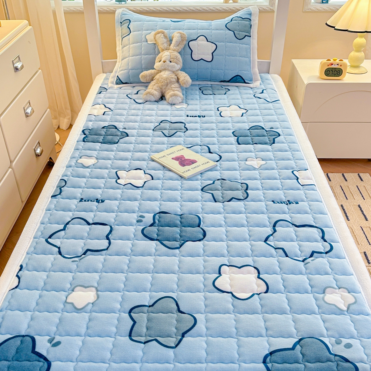 91家纺网 家纺一手货源 找家纺 川悦生活 2025新款A类印花牛奶绒床垫加厚绒保暖床床褥 床垫天空星系