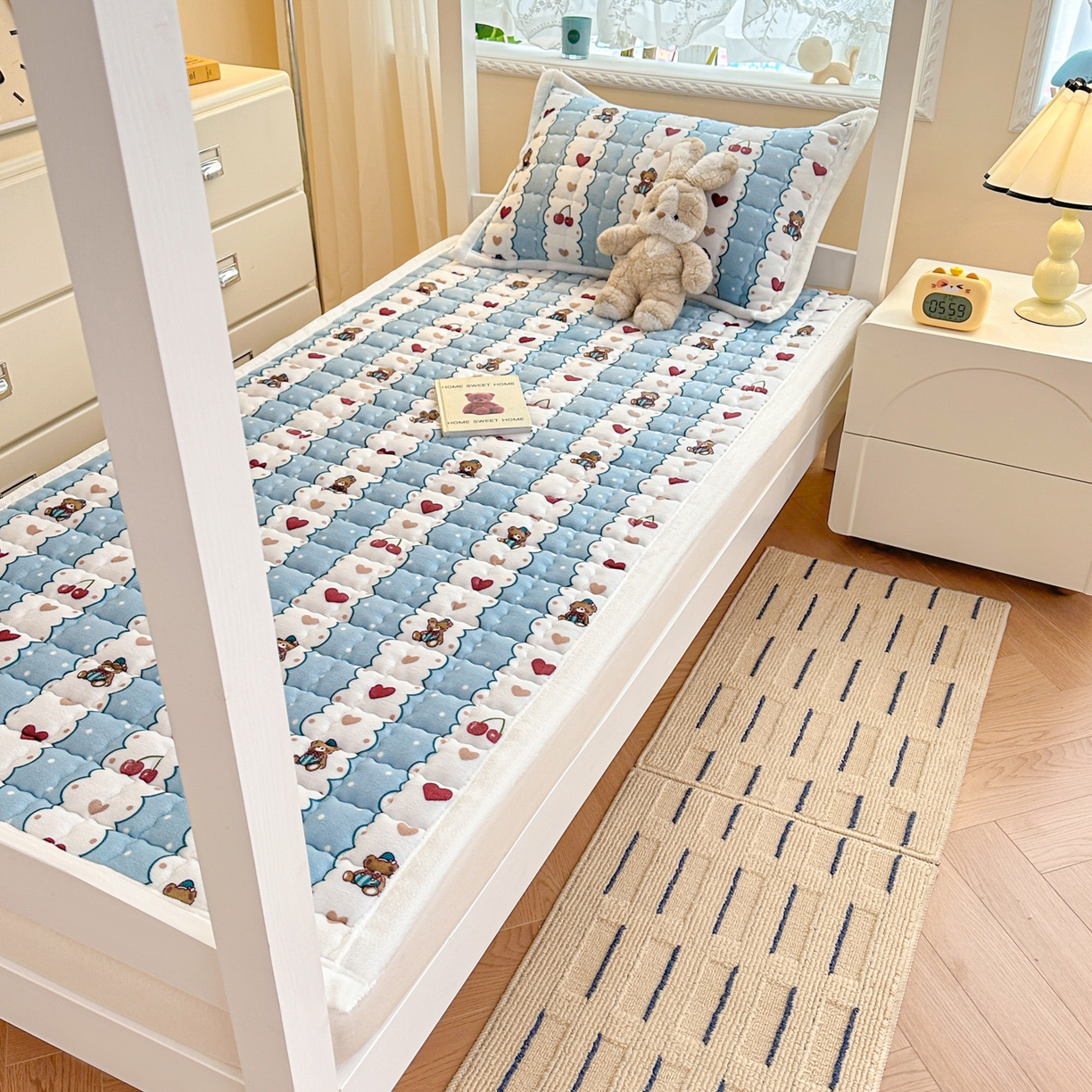 91家纺网 家纺一手货源 找家纺 川悦生活 2025新款A类印花牛奶绒床垫加厚绒保暖床床褥 床垫甜糕小熊