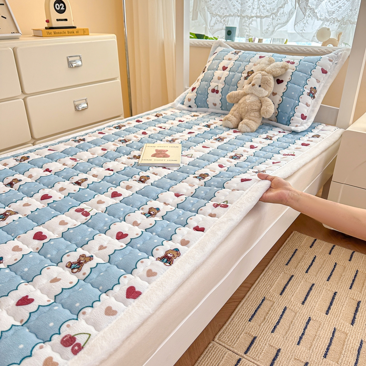 91家纺网 家纺一手货源 找家纺 川悦生活 2025新款A类印花牛奶绒床垫加厚绒保暖床床褥 床垫甜糕小熊