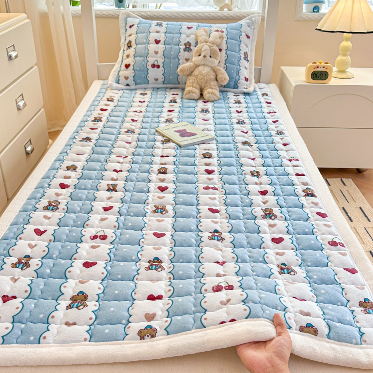 91家纺网 家纺一手货源 找家纺 川悦生活 2025新款A类印花牛奶绒床垫加厚绒保暖床床褥 床垫甜糕小熊