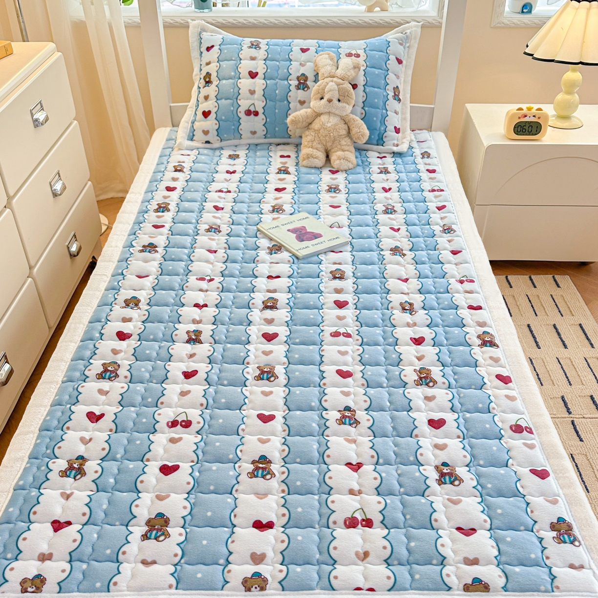 91家纺网 家纺一手货源 找家纺 川悦生活 2025新款A类印花牛奶绒床垫加厚绒保暖床床褥 床垫甜糕小熊