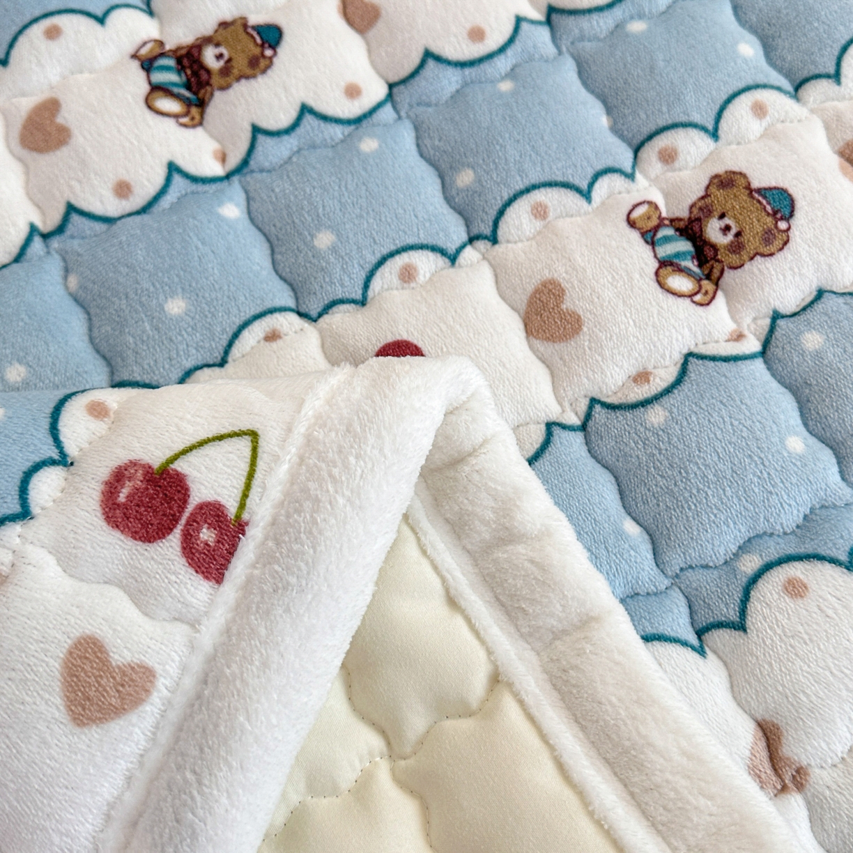 91家纺网 家纺一手货源 找家纺 川悦生活 2025新款A类印花牛奶绒床垫加厚绒保暖床床褥 床垫甜糕小熊