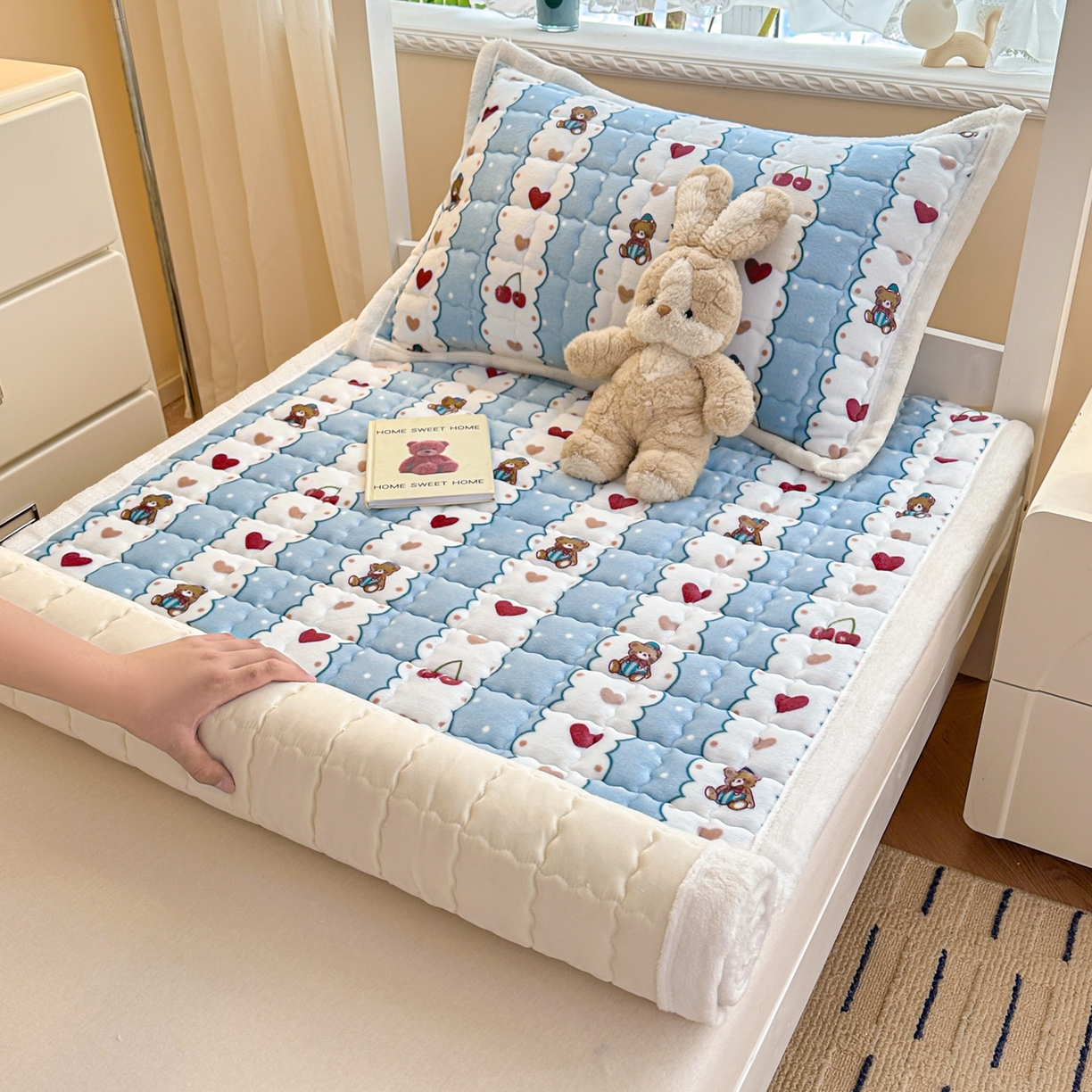 91家纺网 家纺一手货源 找家纺 川悦生活 2025新款A类印花牛奶绒床垫加厚绒保暖床床褥 床垫甜糕小熊