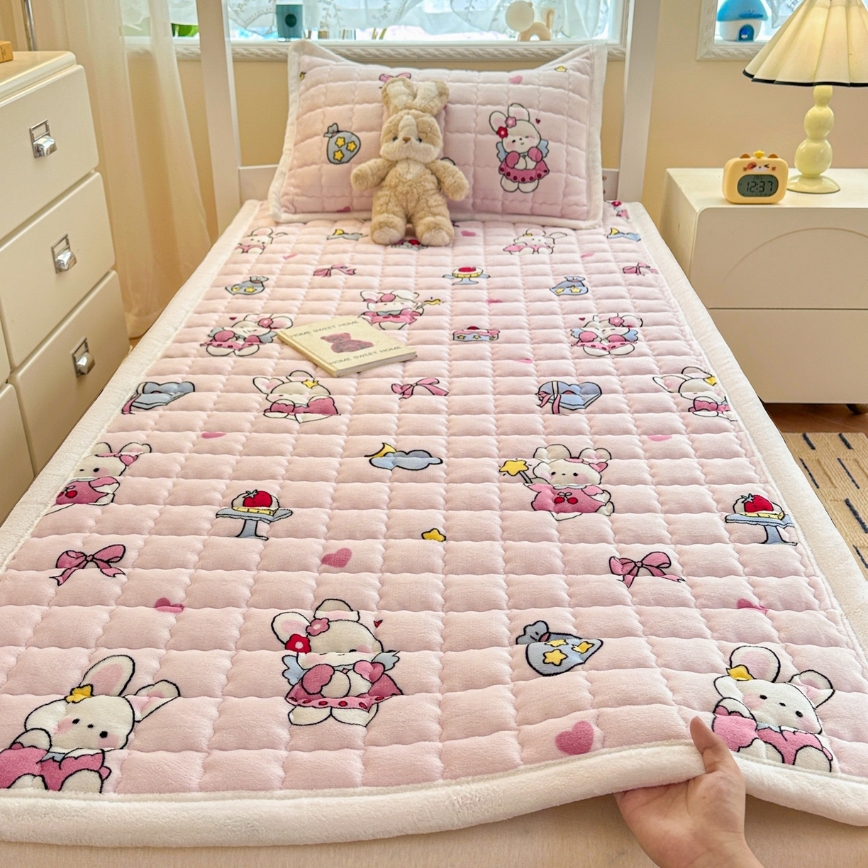 91家纺网 家纺一手货源 找家纺 川悦生活 2025新款A类印花牛奶绒床垫加厚绒保暖床床褥 床垫甜心兔糕