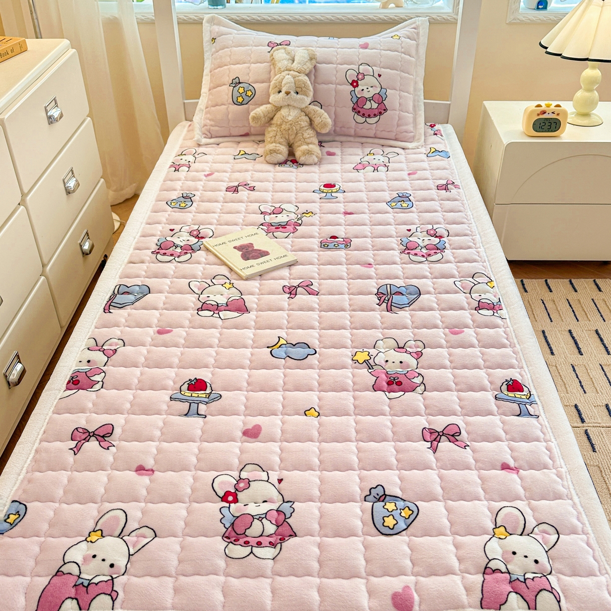 91家纺网 家纺一手货源 找家纺 川悦生活 2025新款A类印花牛奶绒床垫加厚绒保暖床床褥 床垫甜心兔糕