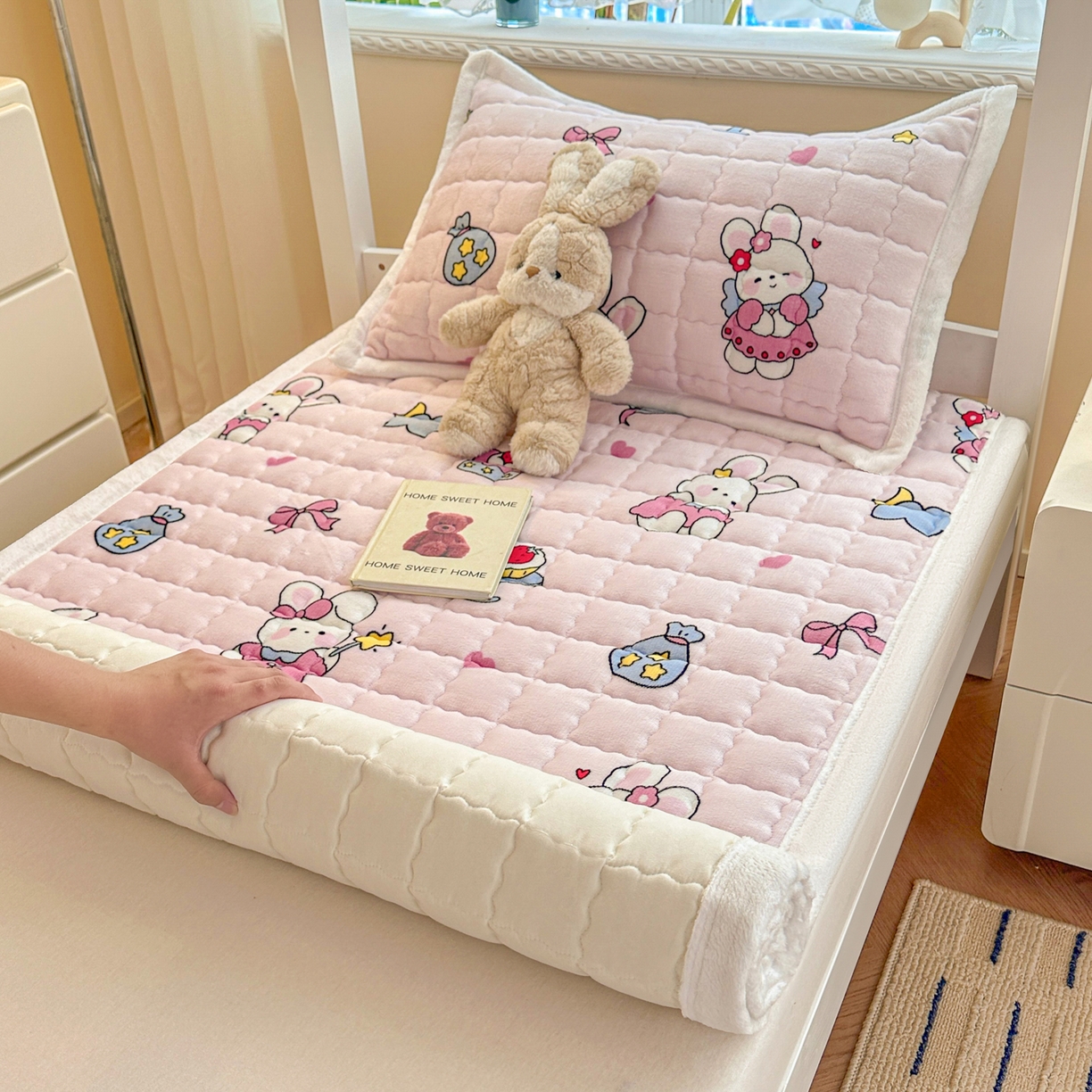 91家纺网 家纺一手货源 找家纺 川悦生活 2025新款A类印花牛奶绒床垫加厚绒保暖床床褥 床垫甜心兔糕