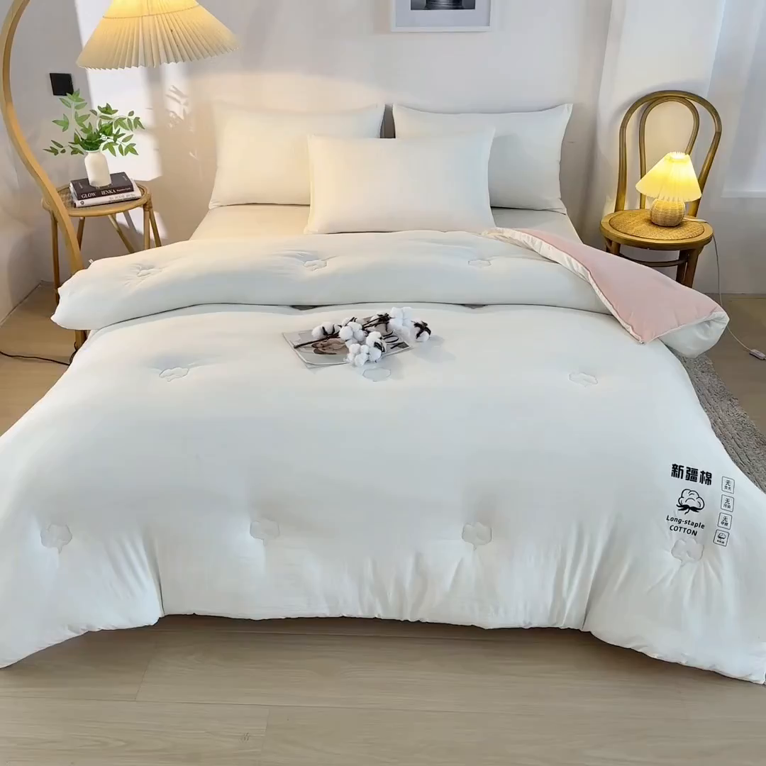 91家纺网 家纺一手货源 找家纺 圣尔雅家纺 2025新款A类水洗棉新疆棉花被无印风冬被加厚保暖被子被芯四季通用被子 白拼粉