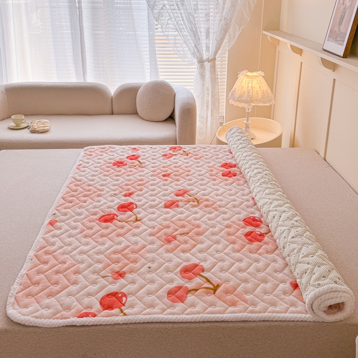 91家纺网 家纺一手货源 找家纺 小萌虎 2025秋冬新款牛奶绒夹棉床垫床褥 大樱桃