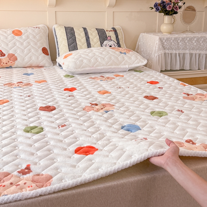 91家纺网 家纺一手货源 找家纺 小萌虎 2025秋冬新款牛奶绒夹棉床垫床褥 波点狗