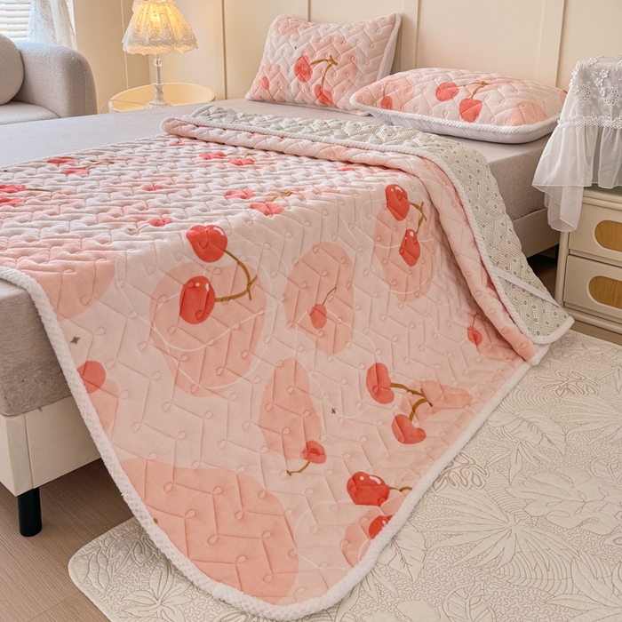 91家纺网 家纺一手货源 找家纺 小萌虎 2025秋冬新款牛奶绒夹棉床垫床褥 大樱桃