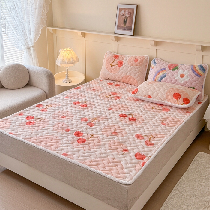 91家纺网 家纺一手货源 找家纺 小萌虎 2025秋冬新款牛奶绒夹棉床垫床褥 大樱桃