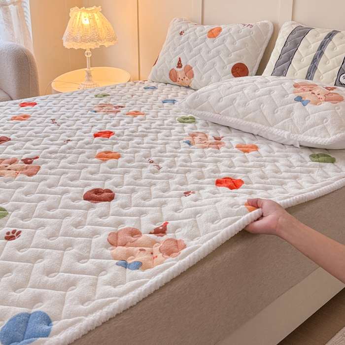 91家纺网 家纺一手货源 找家纺 小萌虎 2025秋冬新款牛奶绒夹棉床垫床褥 波点狗