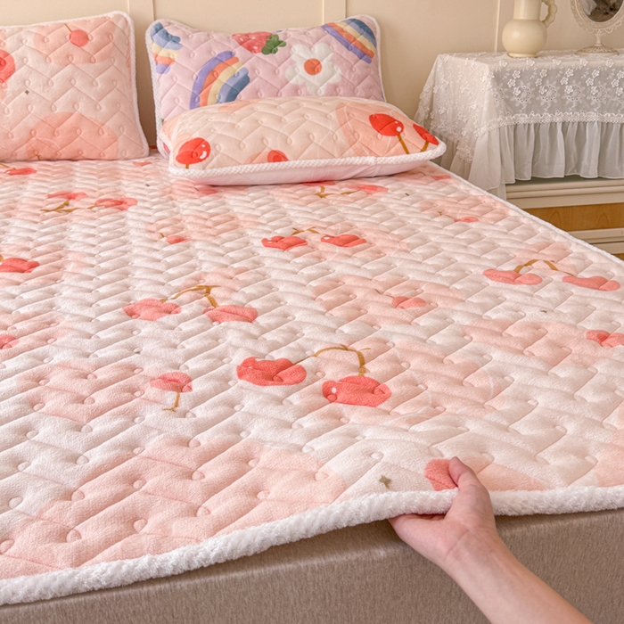 91家纺网 家纺一手货源 找家纺 小萌虎 2025秋冬新款牛奶绒夹棉床垫床褥 大樱桃