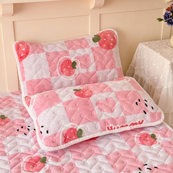 91家纺网 家纺一手货源 找家纺 小萌虎 2025秋冬新款牛奶绒夹棉床垫床褥 草莓派