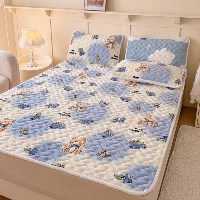 91家纺网 家纺一手货源 找家纺 小萌虎 2025秋冬新款牛奶绒夹棉床垫床褥 蓝莓小熊