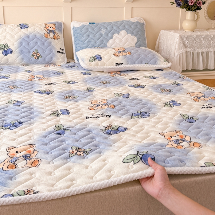 91家纺网 家纺一手货源 找家纺 小萌虎 2025秋冬新款牛奶绒夹棉床垫床褥 蓝莓小熊