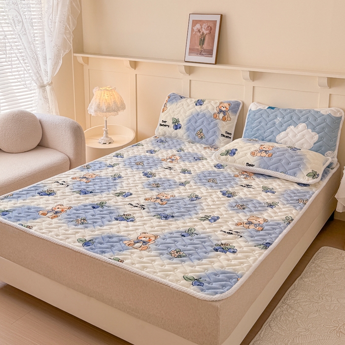 91家纺网 家纺一手货源 找家纺 小萌虎 2025秋冬新款牛奶绒夹棉床垫床褥 蓝莓小熊