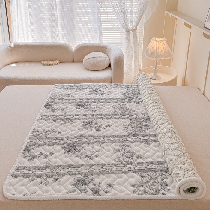 91家纺网 家纺一手货源 找家纺 小萌虎 2025秋冬新款牛奶绒夹棉床垫床褥 秘境