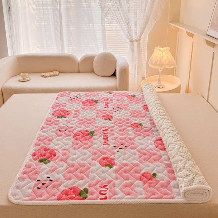 91家纺网 家纺一手货源 找家纺 小萌虎 2025秋冬新款牛奶绒夹棉床垫床褥 草莓派