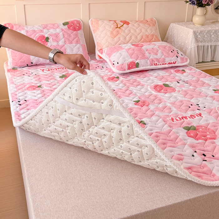 91家纺网 家纺一手货源 找家纺 小萌虎 2025秋冬新款牛奶绒夹棉床垫床褥 草莓派