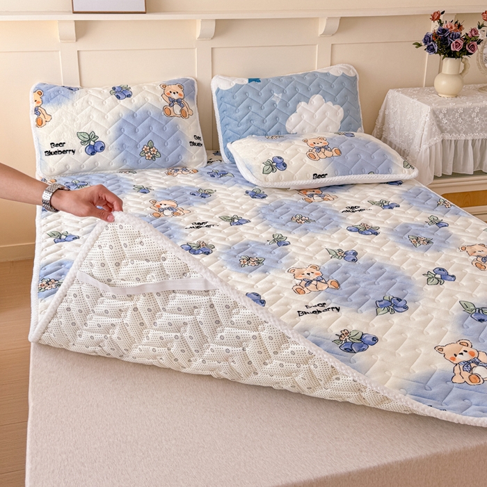 91家纺网 家纺一手货源 找家纺 小萌虎 2025秋冬新款牛奶绒夹棉床垫床褥 蓝莓小熊