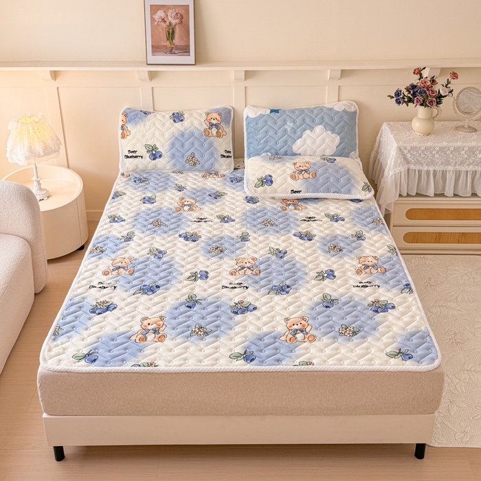 91家纺网 家纺一手货源 找家纺 小萌虎 2025秋冬新款牛奶绒夹棉床垫床褥 蓝莓小熊