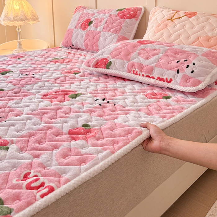 91家纺网 家纺一手货源 找家纺 小萌虎 2025秋冬新款牛奶绒夹棉床垫床褥 草莓派
