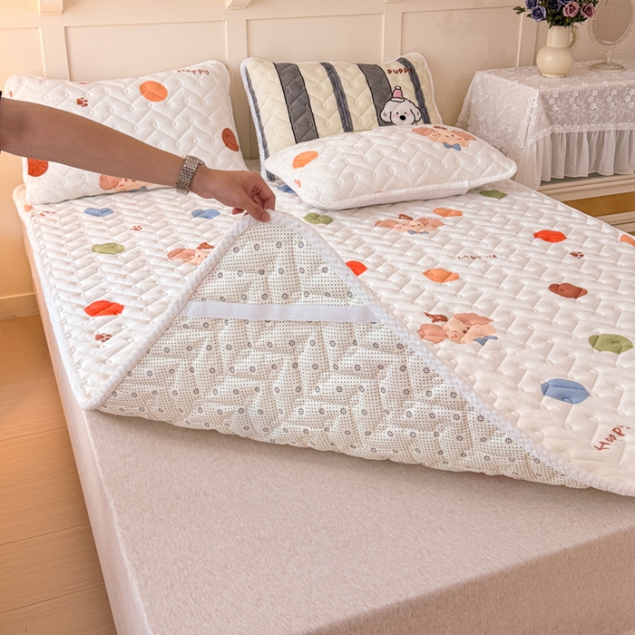 91家纺网 家纺一手货源 找家纺 小萌虎 2025秋冬新款牛奶绒夹棉床垫床褥 波点狗