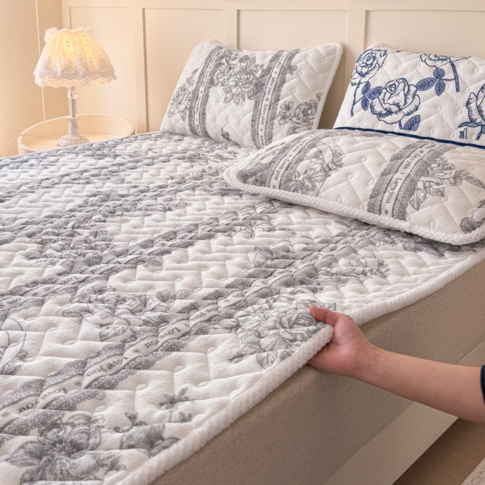 91家纺网 家纺一手货源 找家纺 小萌虎 2025秋冬新款牛奶绒夹棉床垫床褥 秘境