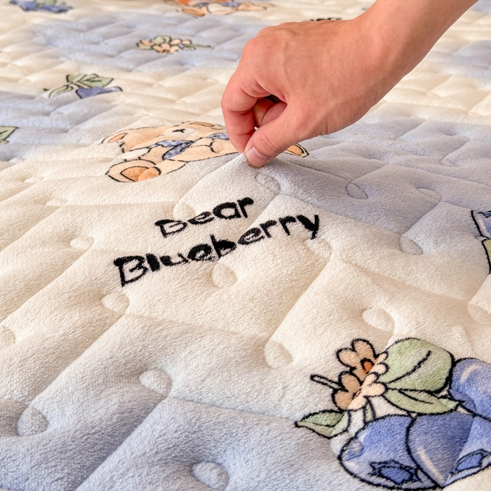 91家纺网 家纺一手货源 找家纺 小萌虎 2025秋冬新款牛奶绒夹棉床垫床褥 蓝莓小熊