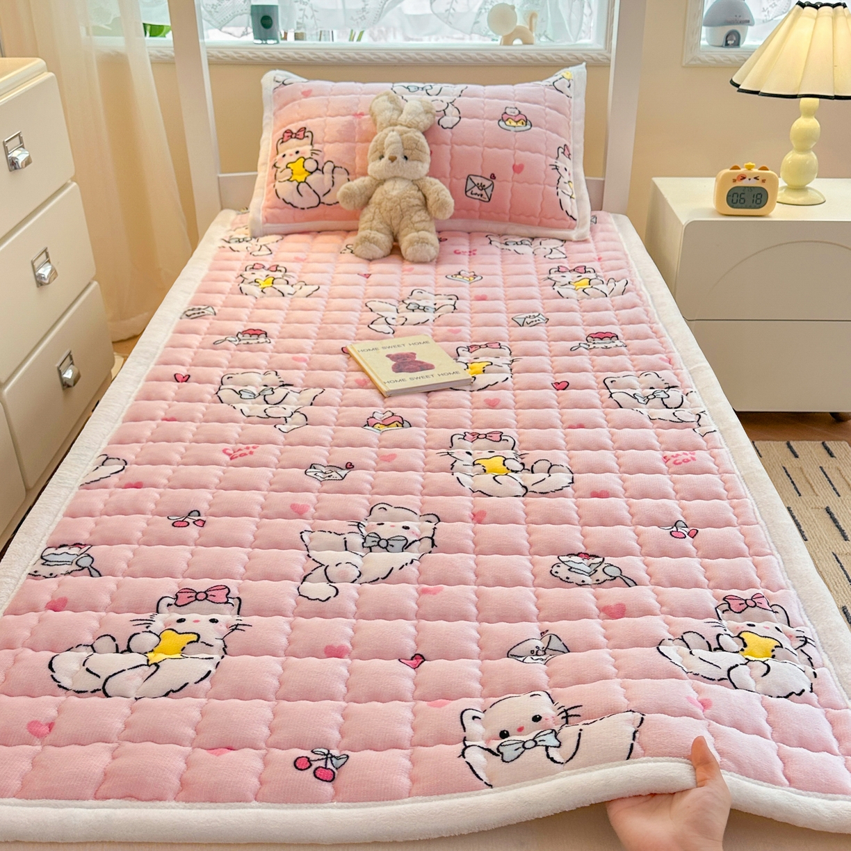 91家纺网 家纺一手货源 找家纺 川悦生活 2025新款A类印花牛奶绒床垫加厚绒保暖床床褥 床垫星心小猫