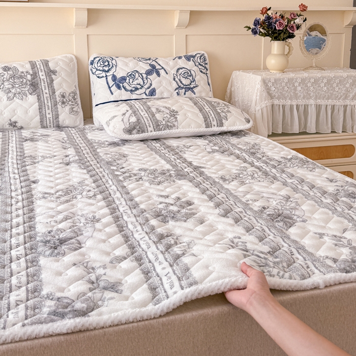 91家纺网 家纺一手货源 找家纺 小萌虎 2025秋冬新款牛奶绒夹棉床垫床褥 秘境