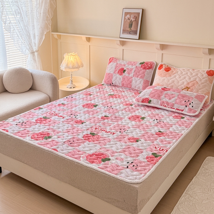 91家纺网 家纺一手货源 找家纺 小萌虎 2025秋冬新款牛奶绒夹棉床垫床褥 草莓派