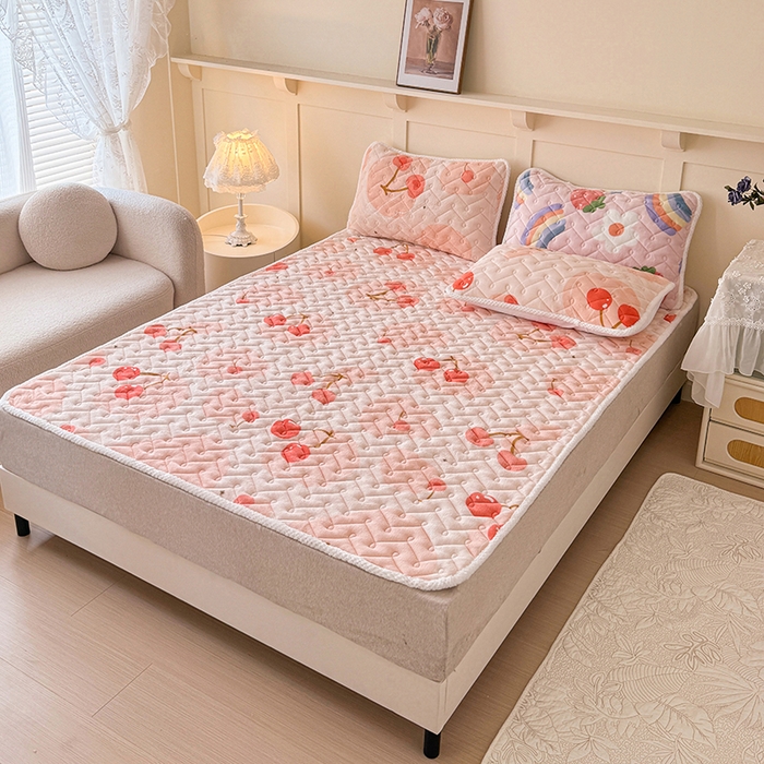 91家纺网 家纺一手货源 找家纺 小萌虎 2025秋冬新款牛奶绒夹棉床垫床褥 大樱桃