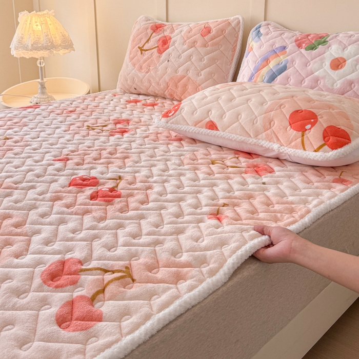 91家纺网 家纺一手货源 找家纺 小萌虎 2025秋冬新款牛奶绒夹棉床垫床褥 大樱桃